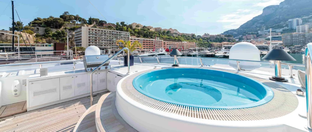 une piscine sur un yacht, visiter monaco et son luxe class=