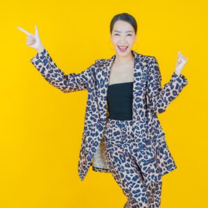 Le pantalon fluide léopard : la tendance mode du printemps 2024