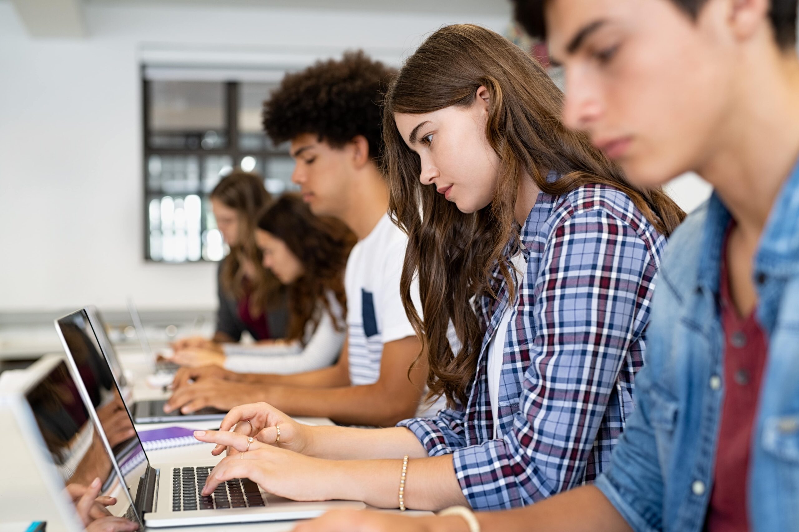 Comprendre le changement de statut étudiant à salarié