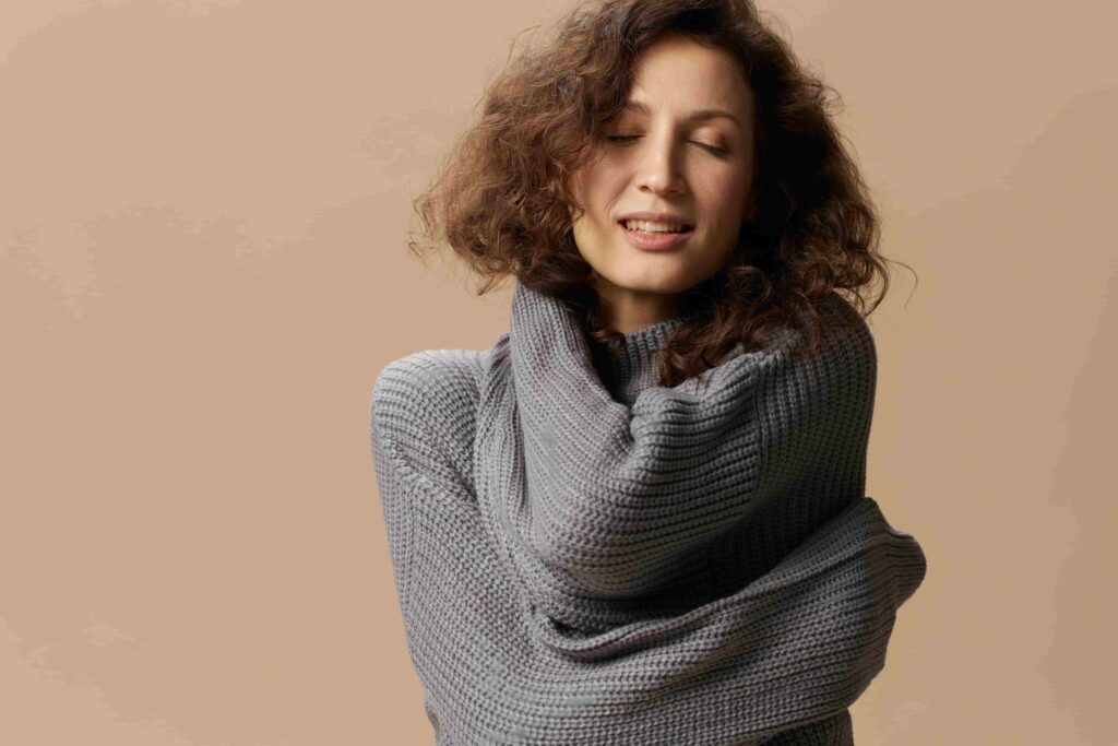 Une femme élégante et confortable dans un luxueux pull en cachemire.