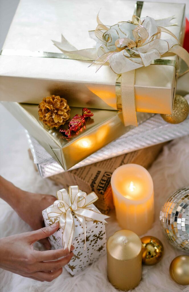 Un sapin de Noël décoré avec des boules de Noël personnalisées, entouré de jolis cadeaux, créant une ambiance festive et chaleureuse.