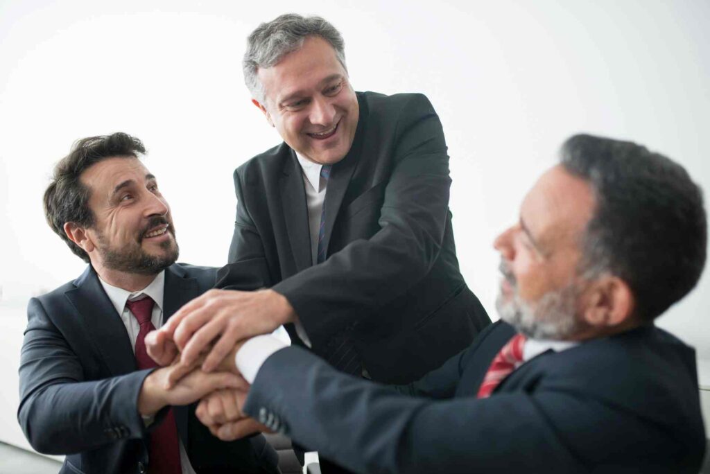 Un groupe de collègues souriants se rassemble autour d'un futur retraité, lui présentant des cartes de vœux et des cadeaux symboliques pour célébrer sa bonne retraite. L'image capture un moment chaleureux de camaraderie, de joie et d'émotion, mettant en valeur l'appréciation et la gratitude des collègues pour ses années de service dévoué. Les sourires sur leurs visages reflètent le bonheur partagé et l'esprit de solidarité qui règne au sein de l'équipe, alors qu'ils souhaitent au retraité de profiter pleinement de cette nouvelle étape de sa vie.