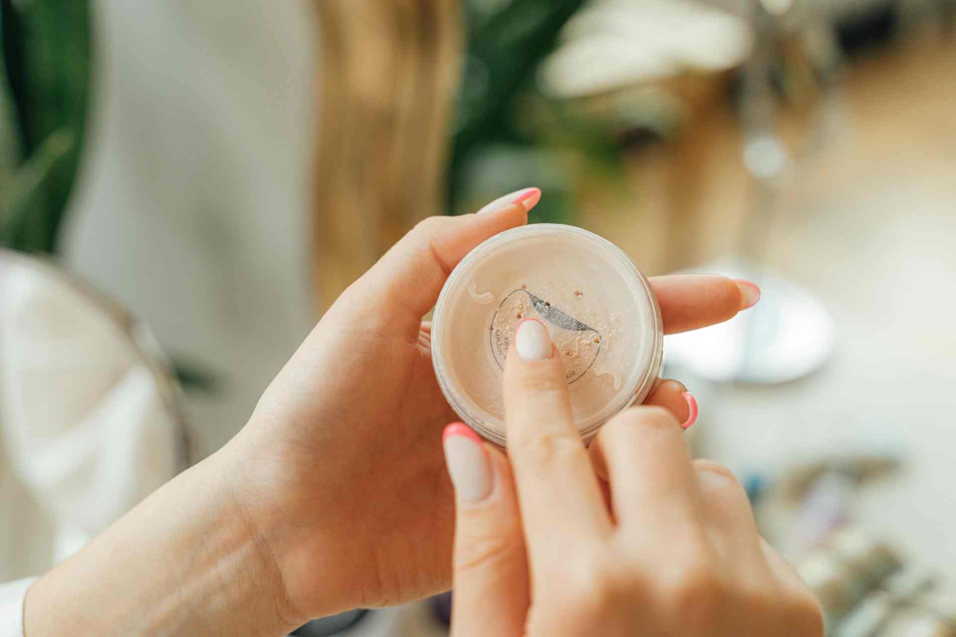 Comment enlever du vernis sans dissolvant 5 méthodes simples
