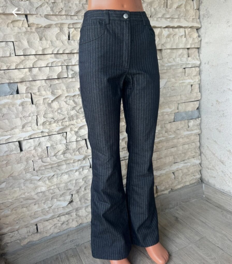 Pantalon vintage issu du vinted de megane654 qui propose des vêtements vintage.